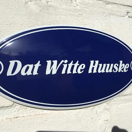 Witte Huuske بيت للعطل